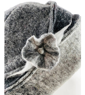 Duo-Mütze FABRICIA grau Seitenansicht mit Blüte