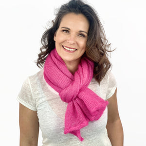 Strickponcho fuchsia als Schal