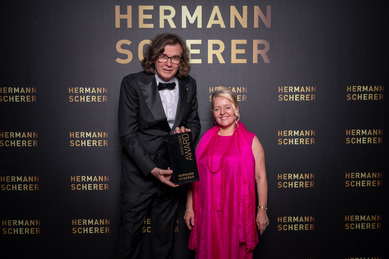Anett Utz erhält den Excellence Award von Hermann Scherer
