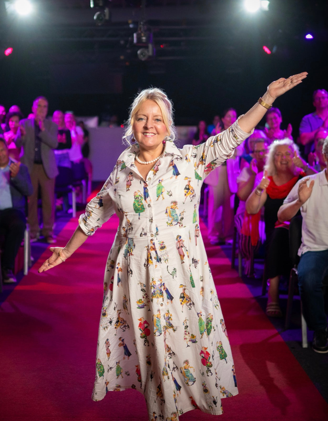 Anett Utz auf dem Laufsteg vor applaudierendem Publikum